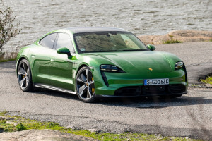 战术大师！XX战队教练临场指挥若定，带领队伍走向胜利！